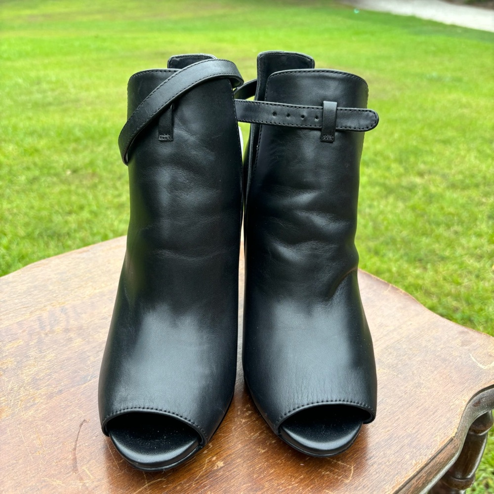 Very new MK boots!